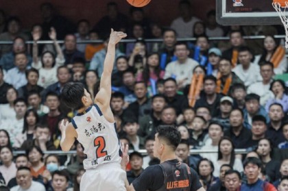 徐杰：困难时期要勇于站出来说话，而不是把球撇出去躲在一边